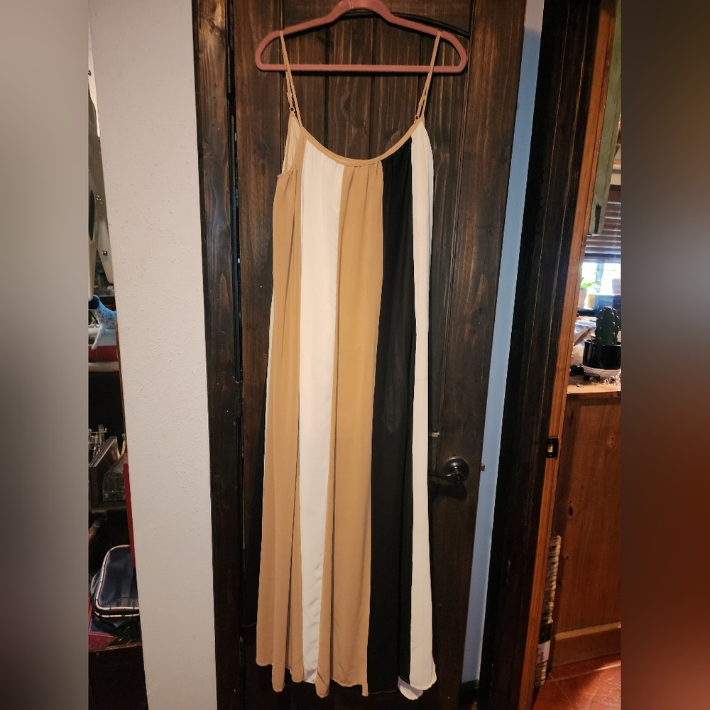 Line Dot size large dress - flowy, gently used